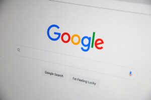 Google'i otsingulehekülg ekraanil, lähivaade logost ja otsinguväljast