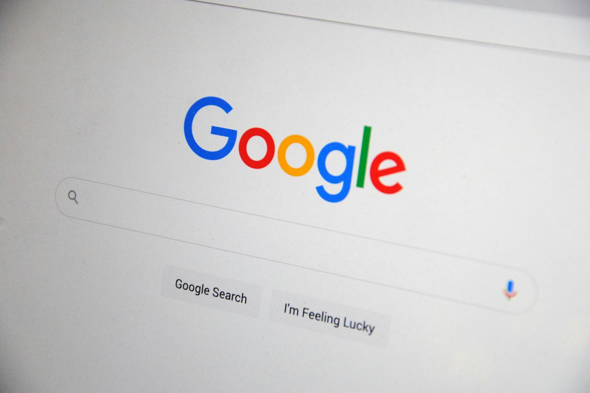 Google'i otsingulehekülg ekraanil, lähivaade logost ja otsinguväljast
