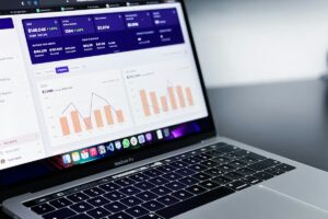 Sülearvuti ekraanil veebilehe statistika töölaud tulpdiagrammide ja näitajatega