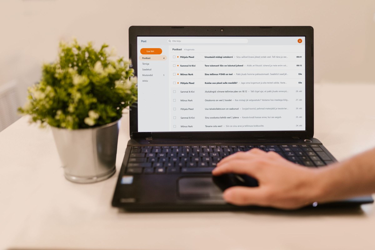 Sülearvuti ekraanil meilipostkast e-poe automaatsete kirjadega: ostukorvi meeldetuletus, tervituskiri ja tellimuse kinnitus